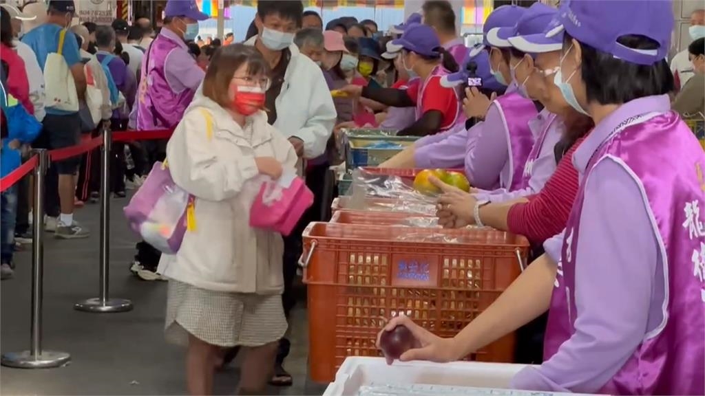 彰化免費蔬果大放送!排隊人龍綿延近一公 1女子疑低血糖昏倒