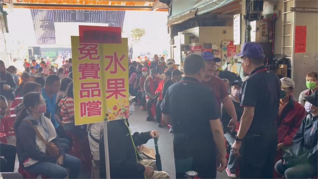 彰化免費蔬果大放送!排隊人龍綿延近一公 1女子疑低血糖昏倒