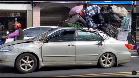 危險!男家當綁車頂到處趴趴走 網友戲稱''阿北的移動城堡''