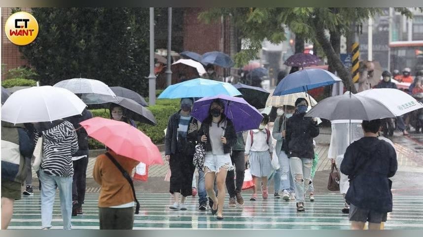 明入夜後變天！「北東濕到週五」降雨熱區出爐　下週又有東北季風接力