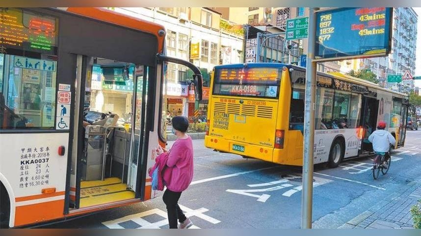 公車一次來很多台怎麼攔？　司機教你「手勢暗號」秒懂