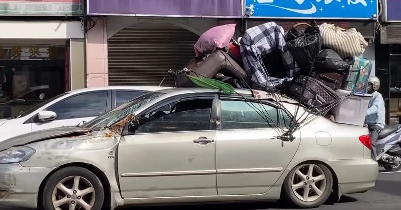 桃園驚見「汽車版移動城堡」!綑綁「大型沙發」滑過街頭…網笑:車主霍爾?