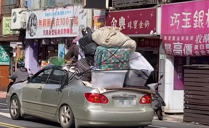 桃園驚見「汽車版移動城堡」!綑綁「大型沙發」滑過街頭…網笑:車主霍爾?