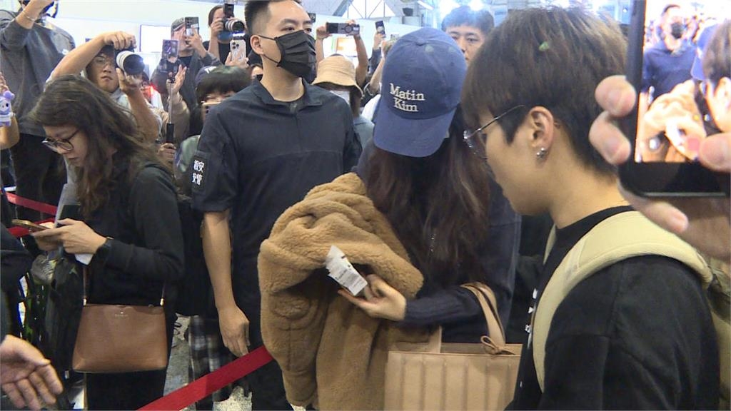周子瑜週日演出哽咽唸手寫信 TWICE今早搭機離台