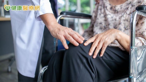 9旬嬤癌後苦陷淋巴水腫 微創治療助她甩象腿重拾行動力