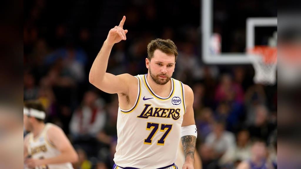 NBA(影)／「東七七」演出瘋狂助攻！運球穿襠過人後妙傳完成空中接力灌籃