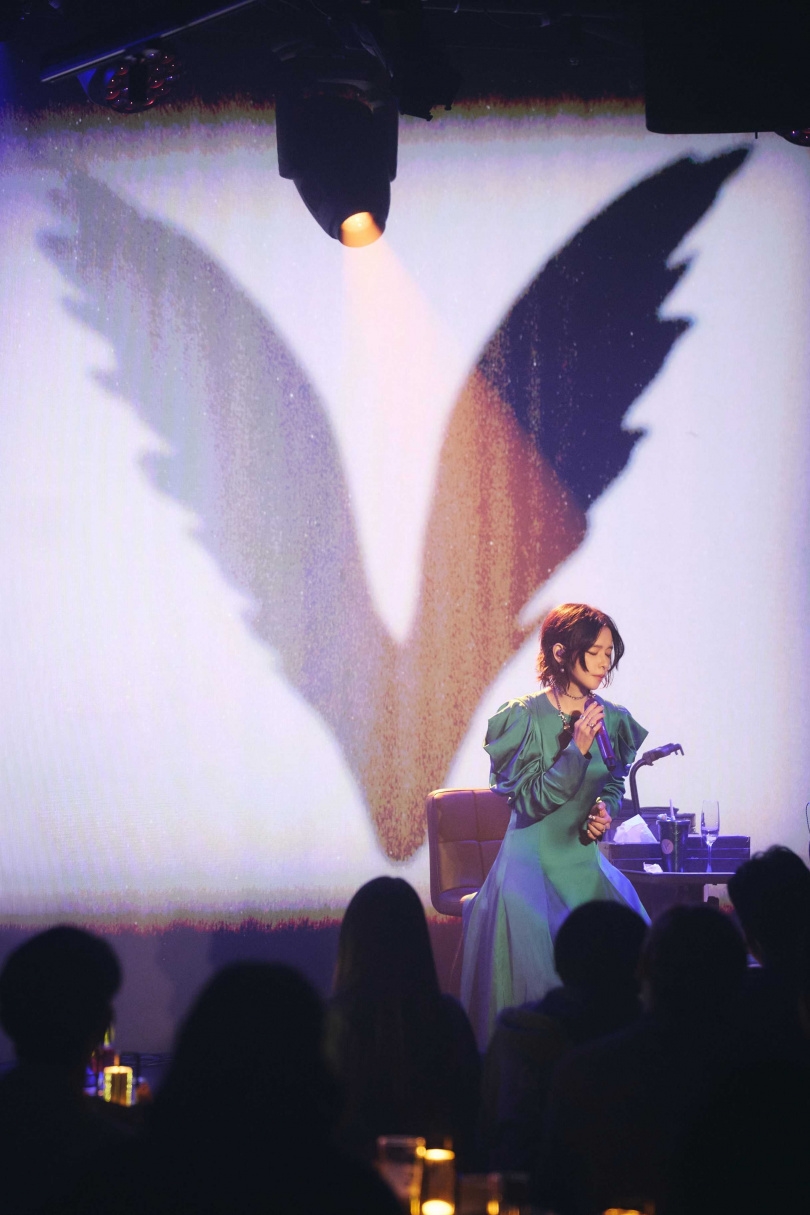 徐若瑄以「翅膀 V」Logo為核心。(圖/索尼音樂、Billboard Live TAIPEI提供)