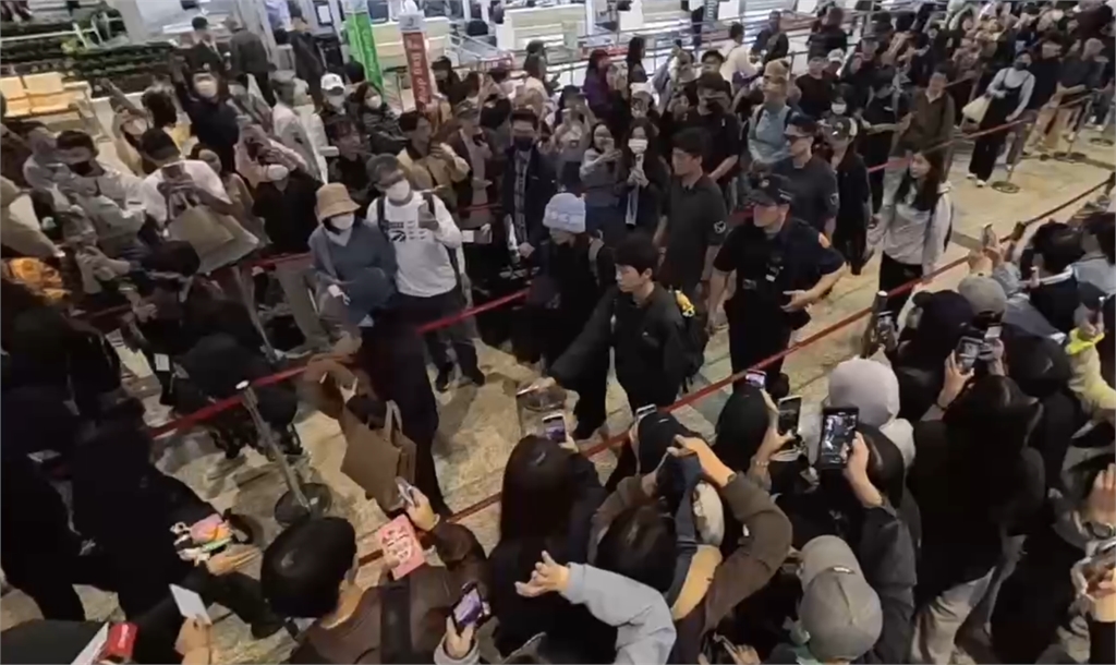 最新／高雄演唱會落幕！人氣女團TWICE今早搭機返韓　大批粉絲現身送機