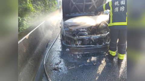 國1楊梅段火燒車!駕駛急停路肩驚險逃脫