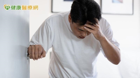 40歲男曬衣突中風倒地！醫：救命4口訣「FAST」一定要牢記