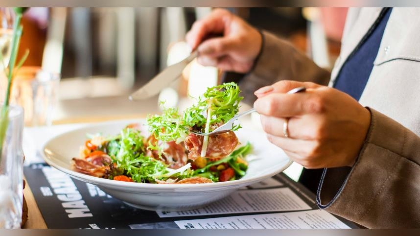 入冬晚餐最佳時機曝光！專家：最好7點前吃完　通勤族恐受影響