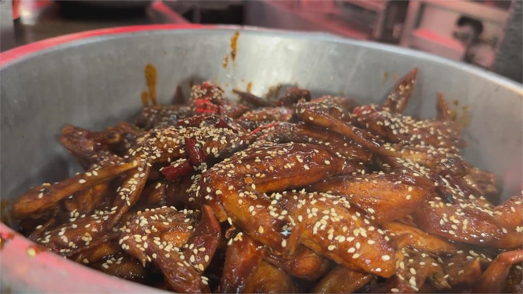 高雄便當店推「7隻雞翅」便當僅100元　民眾笑稱：嘴巴很酸