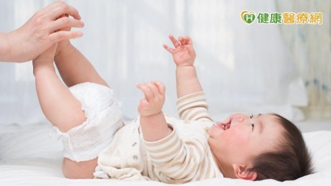 孩子換尿布有咔嗒怪聲?醫:恐是髖部問題 及早發現避免終生跛行