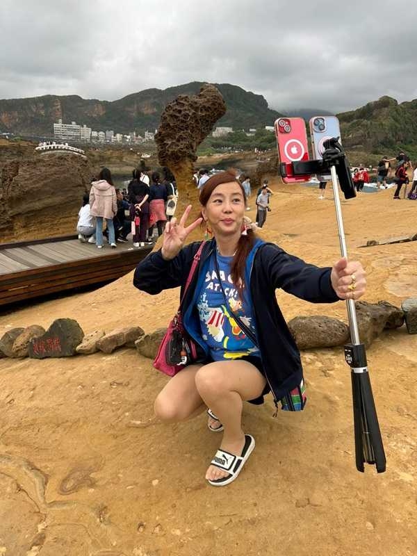 為幫高齡母親分擔債務,法拉利姐曾透露自己月收入不高。(圖/翻攝自法拉利姐臉書)