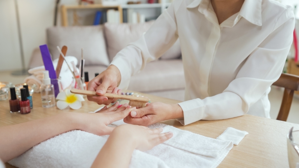 女生每個月的小快樂,就是去做美甲或者是做保養,小氣男聽了馬上皺眉。圖/123RF圖庫