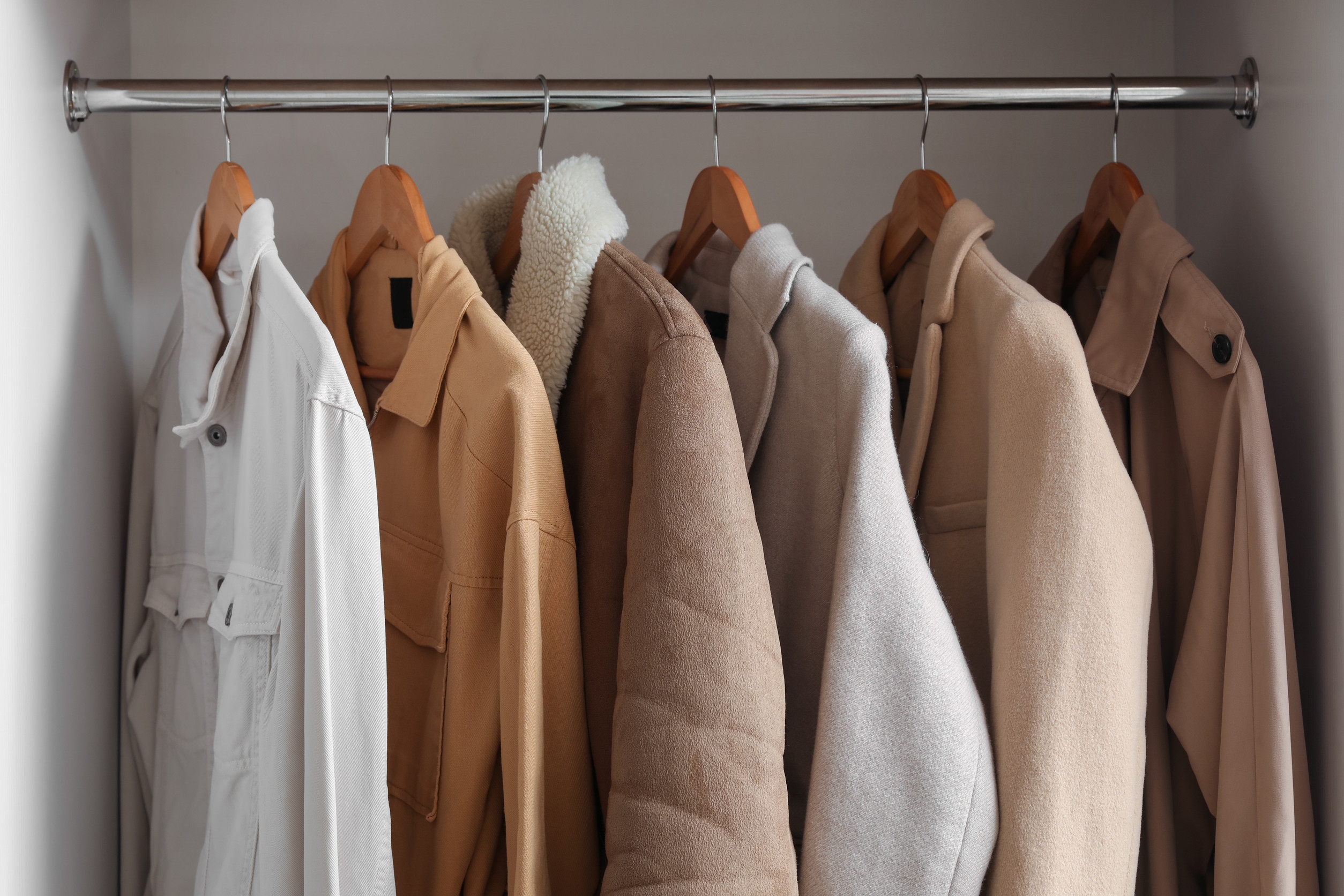 女生衣櫃裡存放沒穿過的衣服,其實很正常,因為很多時候,女生擁有某些衣服會感到快樂與滿足。圖/123RF圖庫