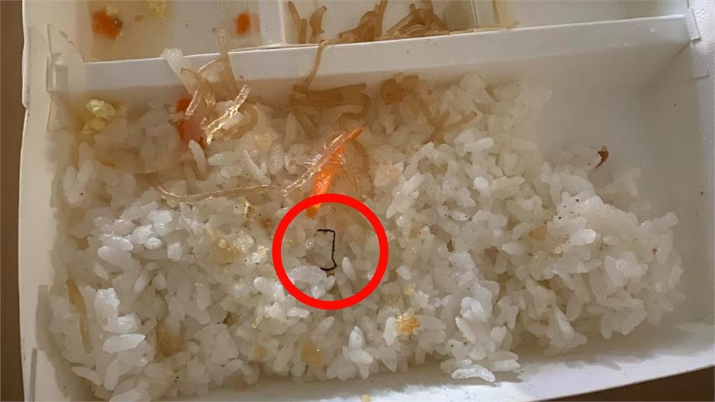 學餐便當吃一半驚見「釘書針」！他PO文竟釣出一票苦主：吃過膠帶、鐵絲