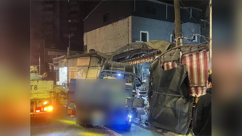 【有片】監視器狂震！平鎮小貨車、轎車路口猛撞 整排鐵皮屋遭波及