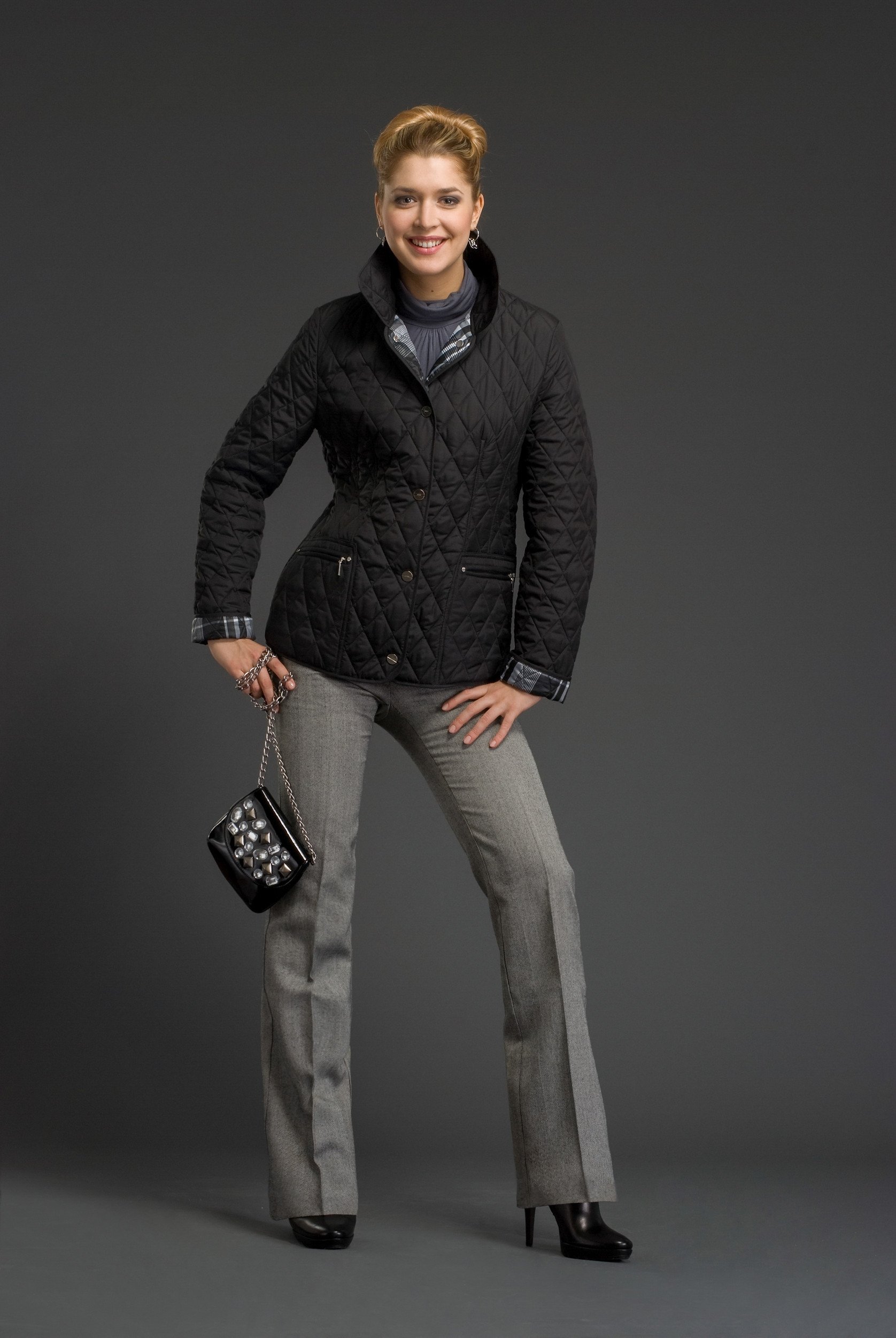 絎縫外套搭配西裝褲，正式又不失時尚感。選擇深色系的外套，如深藍色或黑色，更能展現專業與穩重。圖/123RF圖庫