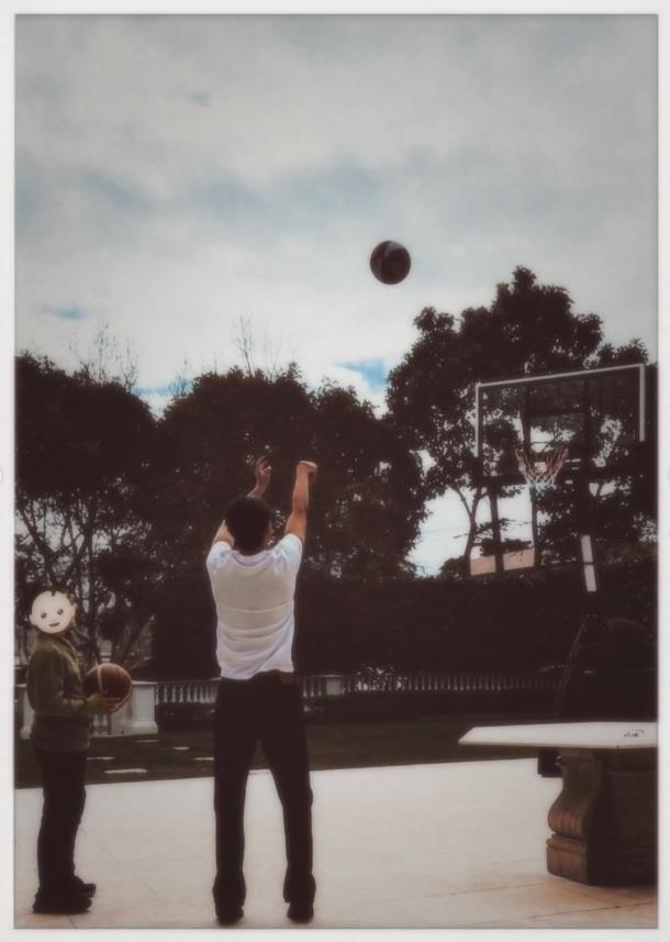 小S女兒Lily迎18歲甜喊：被愛包圍　IG曬慶生照竟藏「神秘男背影」