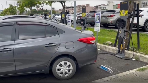 充電樁沒電! 宜蘭陽交大附醫電動車格被油車占用