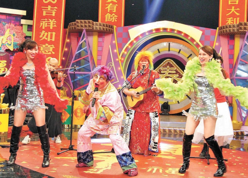 澎恰恰（左三）以「鐵獅玉玲瓏」逗趣綜藝秀紅遍全台。（圖／報系資料照）