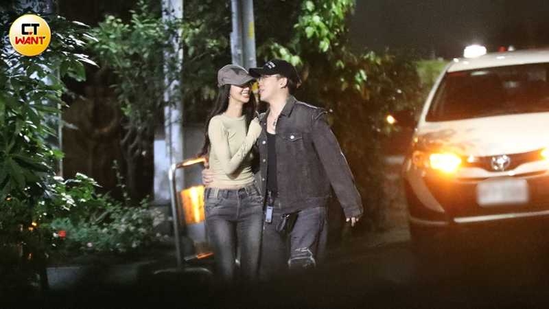 Jane緊貼著男友ØZI的身體，而ØZI則是緊摟著女友的小蠻腰。（圖／本刊攝影組）