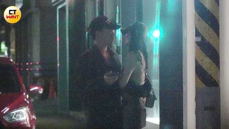 一路上Jane整個人緊貼著ØZI，ØZI則不時展現舌粲蓮花的幽默功力。（圖／本刊攝影組）