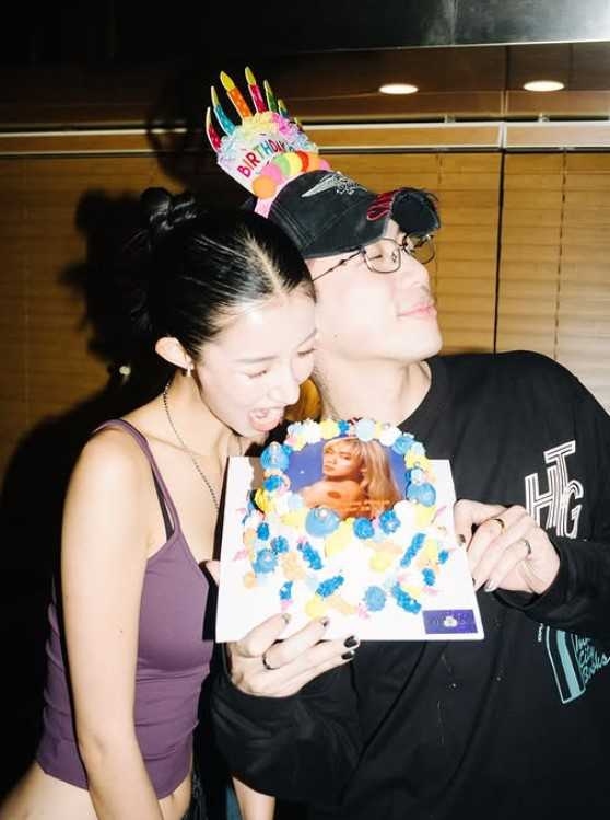 ØZI今年3月生日時PO照放閃女友。（圖／翻攝自ØZI IG）