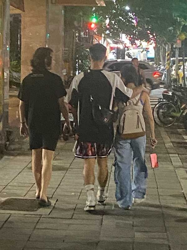 艾薇、吳霏去年「520」當天在大街上又摟又勾，甜蜜得很。（圖／讀者提供）