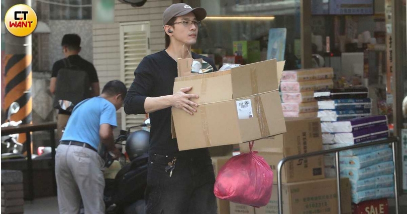 給人霸總形象的張立昂,私下也是認真生活、妥善垃圾分類,還親自追垃圾車。(圖/本刊攝影組)