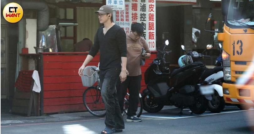 氣質紳士的張立昂,腳上穿著很親民的藍色塑膠拖鞋。(圖/本刊攝影組)