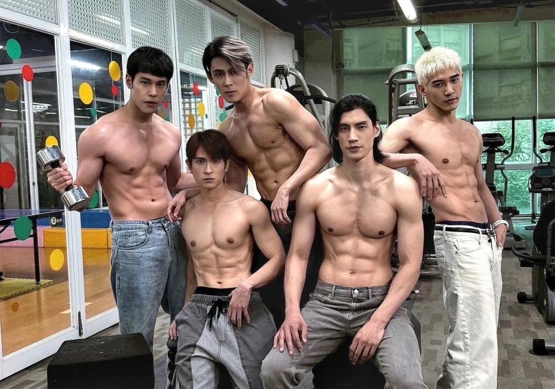 張立昂(右一)近期曾為作品《男公館》秀出精壯的身材。(圖∕達騰娛樂提供)