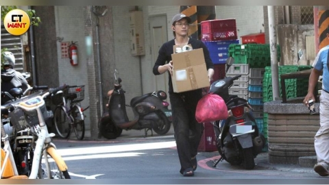 獨家/霸總也追垃圾車!張立昂腳踩阿伯同款拖鞋倒垃圾