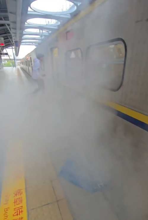 台鐵列車上有學生行動電源自燃。（圖／Threads提供@tw.tra.train.flight.pig）