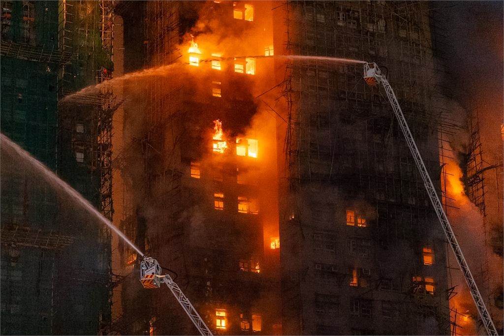 香港惡火13死「升至5級」7棟大樓成火海！杜汶澤「親吐11字」不捨發聲了