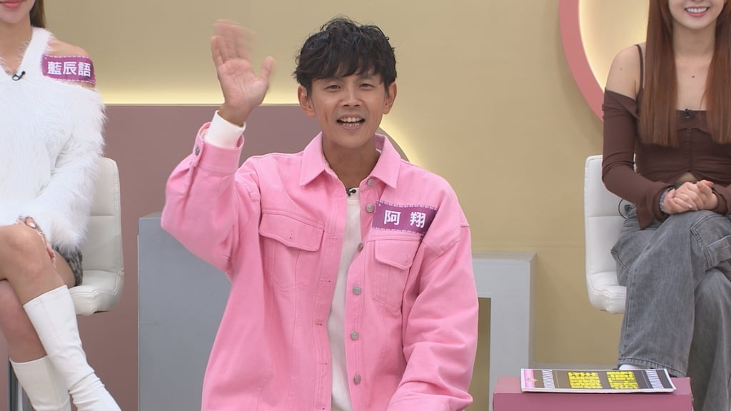 (影)/阿翔帶孩子過馬路 車子持續滑行比手勢催促快點?