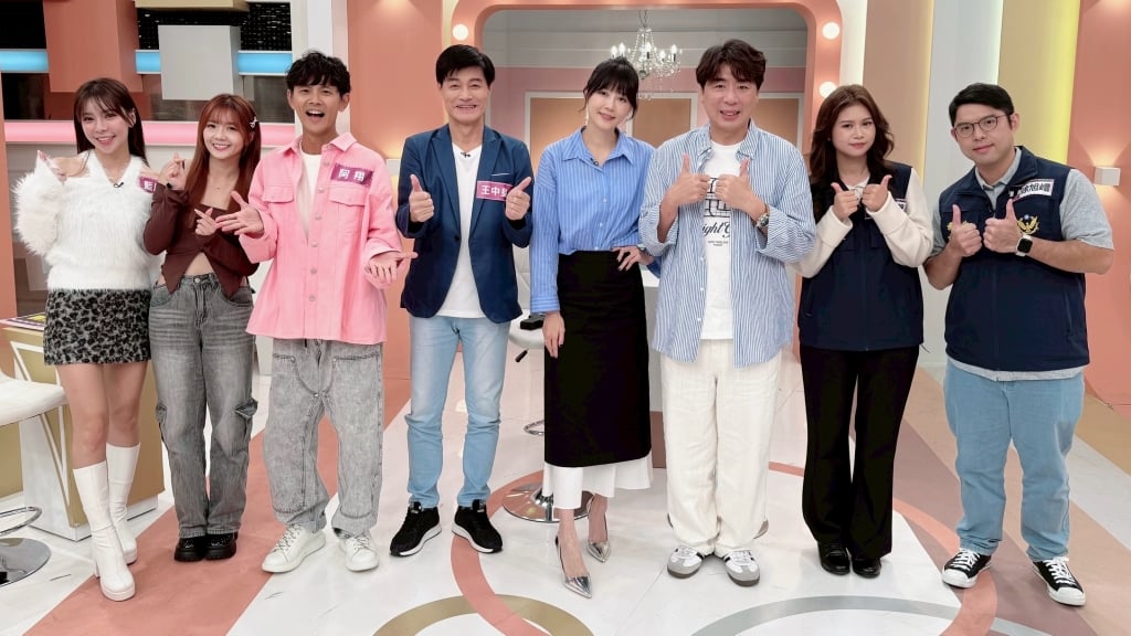 (影)/阿翔帶孩子過馬路 車子持續滑行比手勢催促快點?