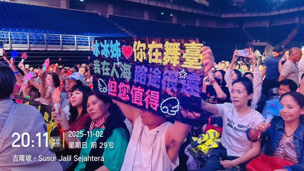 70歲白冰冰國外開唱！台粉絲包車應援 整團全是「董座貴婦」超猛