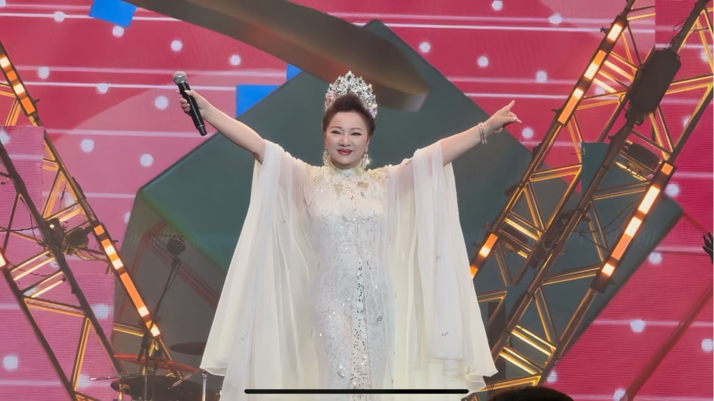 70歲白冰冰國外開唱！台粉絲包車應援 整團全是「董座貴婦」超猛