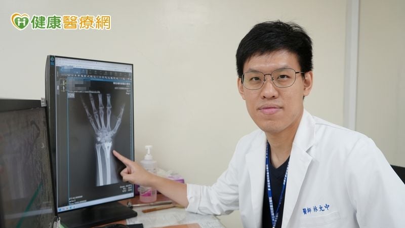 腦傷後連搬肉都做不到!醫打造客製化復健 助他成功重返職場