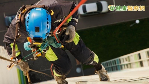 建築工5米墜落臉變形!「隱形重建」恢復顏面原貌 外表完全無疤