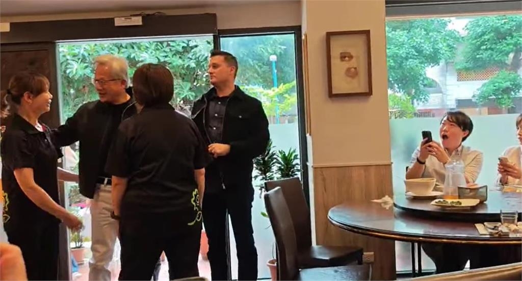 獨家／黃仁勳驚喜現身北市四平街！帶妻女去「這裡」消費