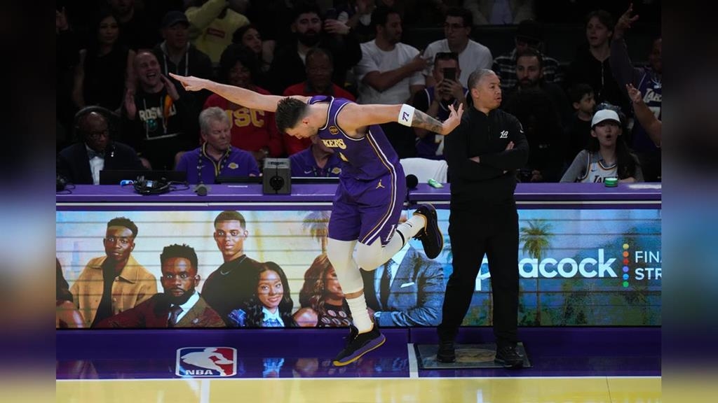 NBA(影)／季中盃賽球場特殊地板太滑？湖人新當家「東七七」稱很危險