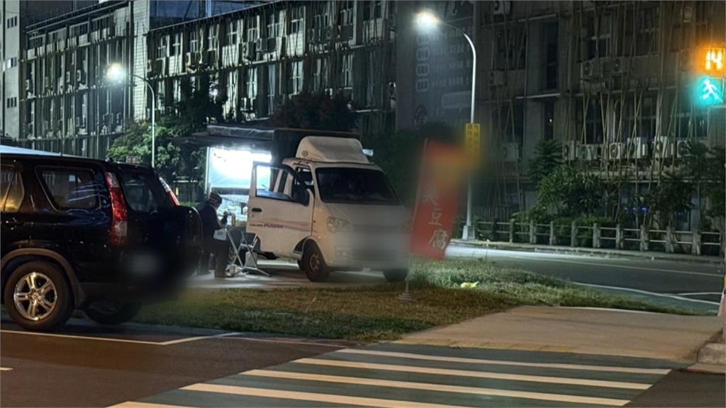 臭豆腐攤車占用南屯公有綠地　民眾檢舉稱遭警回：不是道路管不了
