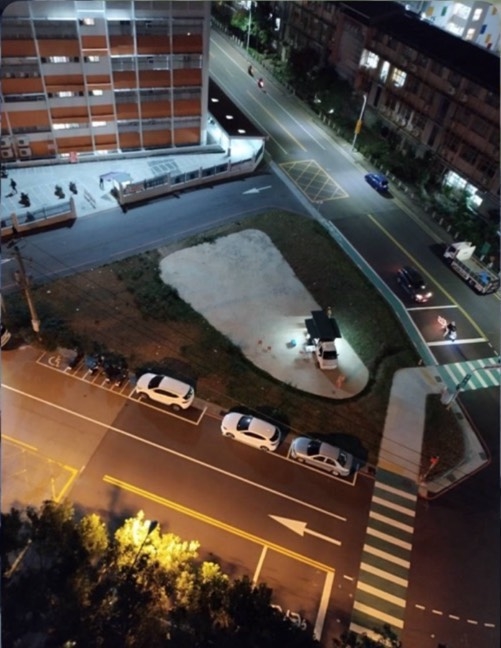 臭豆腐攤車占用南屯公有綠地　民眾檢舉稱遭警回：不是道路管不了