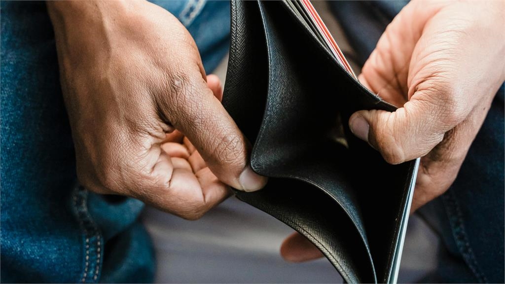通貨膨脹「薪資趕不上物價」！專家籲停止購買「5樣生活用品」親授省錢妙招