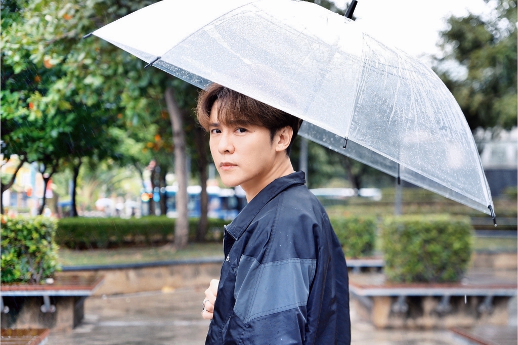 金志遙出道30年為女團「SVETA心動女孩」獻出第一次!親自執導MV「天王造型」致敬郭富城