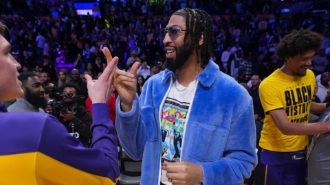 NBA(影)/你知道我想打誰!戴維斯被問復出想打湖人還快艇 祭「謎之笑容」神回覆