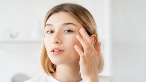 精華液可以擦眼周嗎？專家教你避開4種易刺激的NG成分